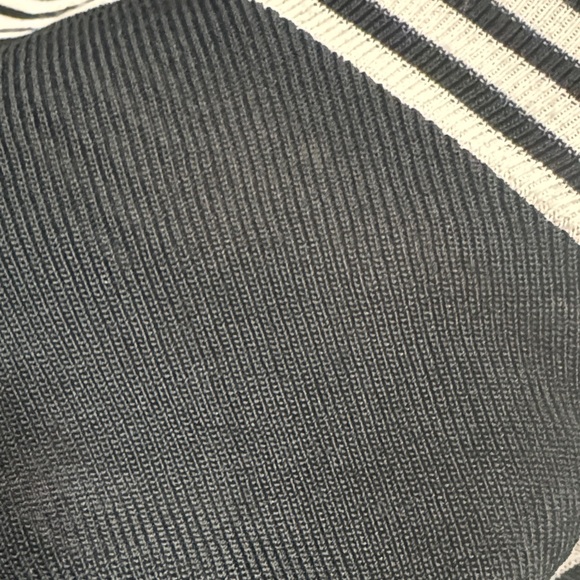 Giorgio Armani Women’s White Black V Striped Short Sleeve Blouse Size US 8 - Picture 8 of 9